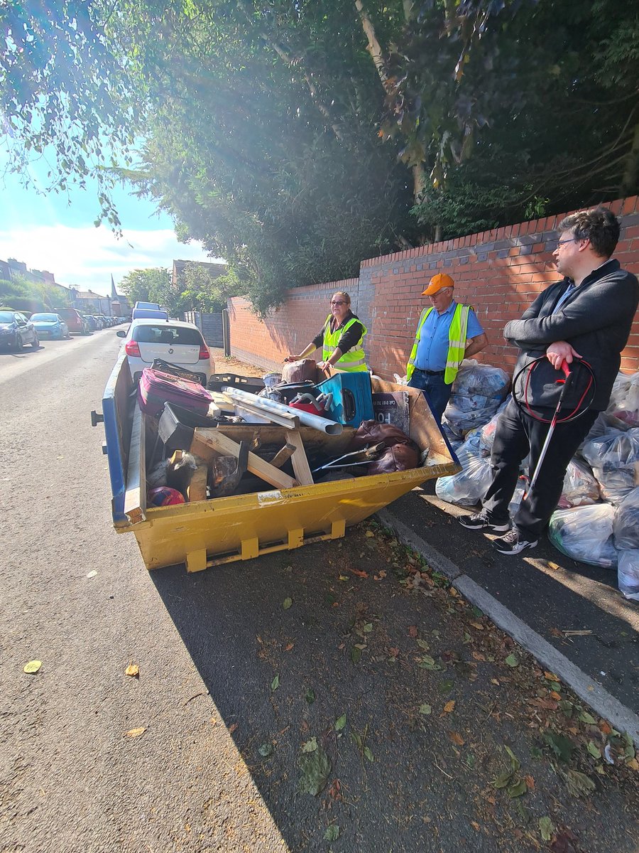 Farooq4East's tweet photo. Fantastic community effort with #keepburyclean today on and around Fir Street litter picking.
Huge thanks to @AbbeySkipHire for the skip.
#communityspirit #LetsDoIt @BuryNorthLabour @CllrGavinMcGill @BuryCouncil https://t.co/lgAMi1fLBf