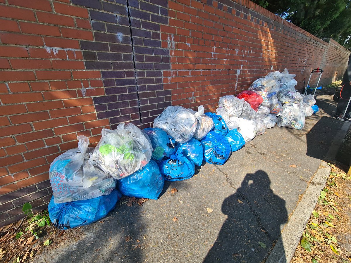 Farooq4East's tweet photo. Fantastic community effort with #keepburyclean today on and around Fir Street litter picking.
Huge thanks to @AbbeySkipHire for the skip.
#communityspirit #LetsDoIt @BuryNorthLabour @CllrGavinMcGill @BuryCouncil https://t.co/lgAMi1fLBf