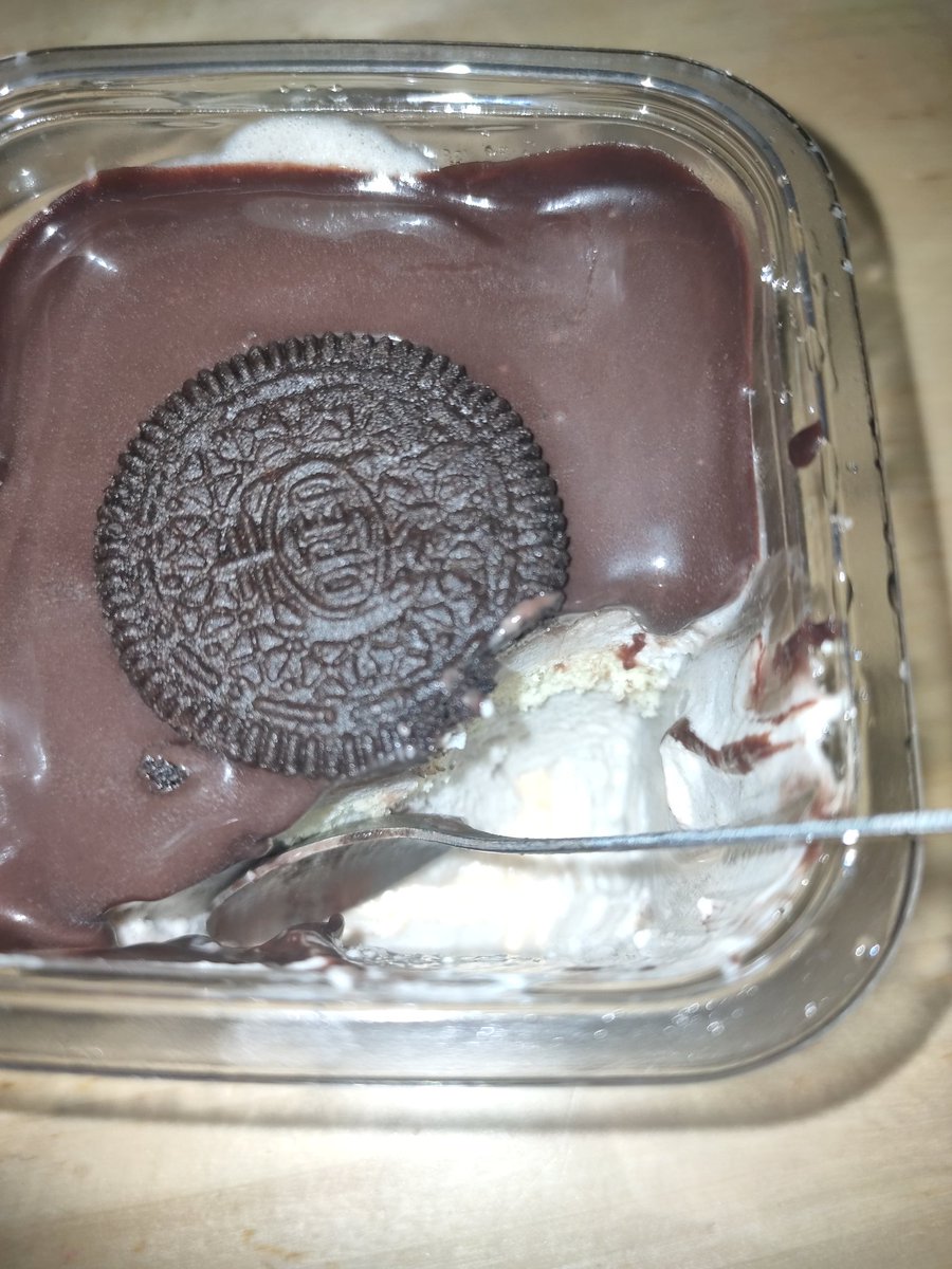 SyafirAin's tweet photo. Got mine! This is my 2nd bowl

Ice cream taste like cookies &amp; creme from Boost. The cake &amp; chocolate make the overall taste something like kek batik. So many flavours ✨

What I didn't expect is the bowl is big, ingatkan kecik je like Family Mart's chocolate mousse. https://t.co/KsrWu1dLdM