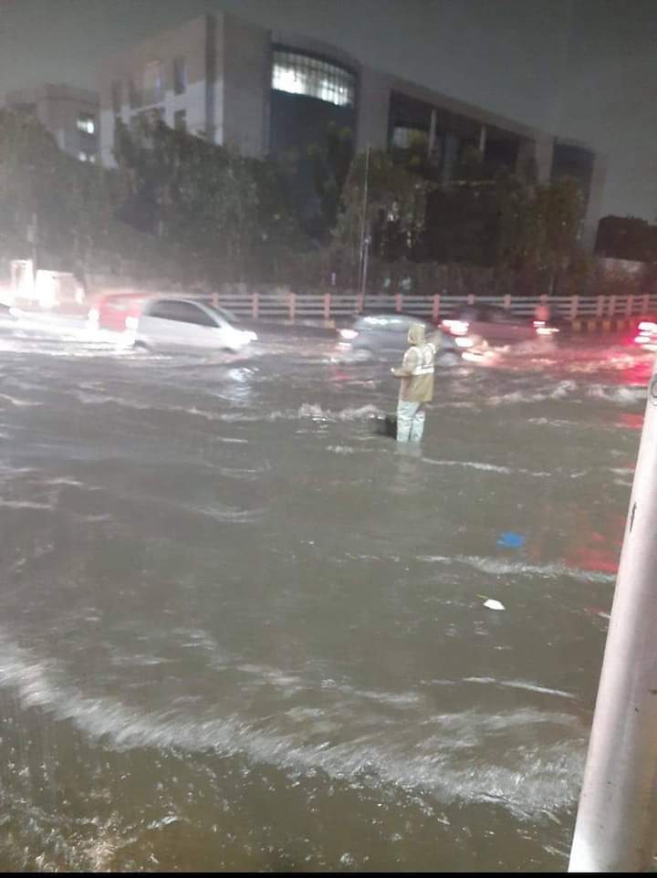 imAbdus_Samad's tweet photo. Need to appreciate this Cop, Somewhere in Hyd.
@HYDTP @hydcitypolice https://t.co/wAw7oQ4F1h