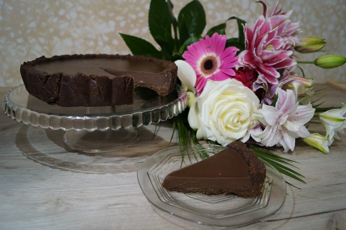 Chocolate tart - simple preparation for a serious treat! Take a look how to make this amazing dessert in 30 minutes here:
youtube.com/watch?v=GRcrcI…