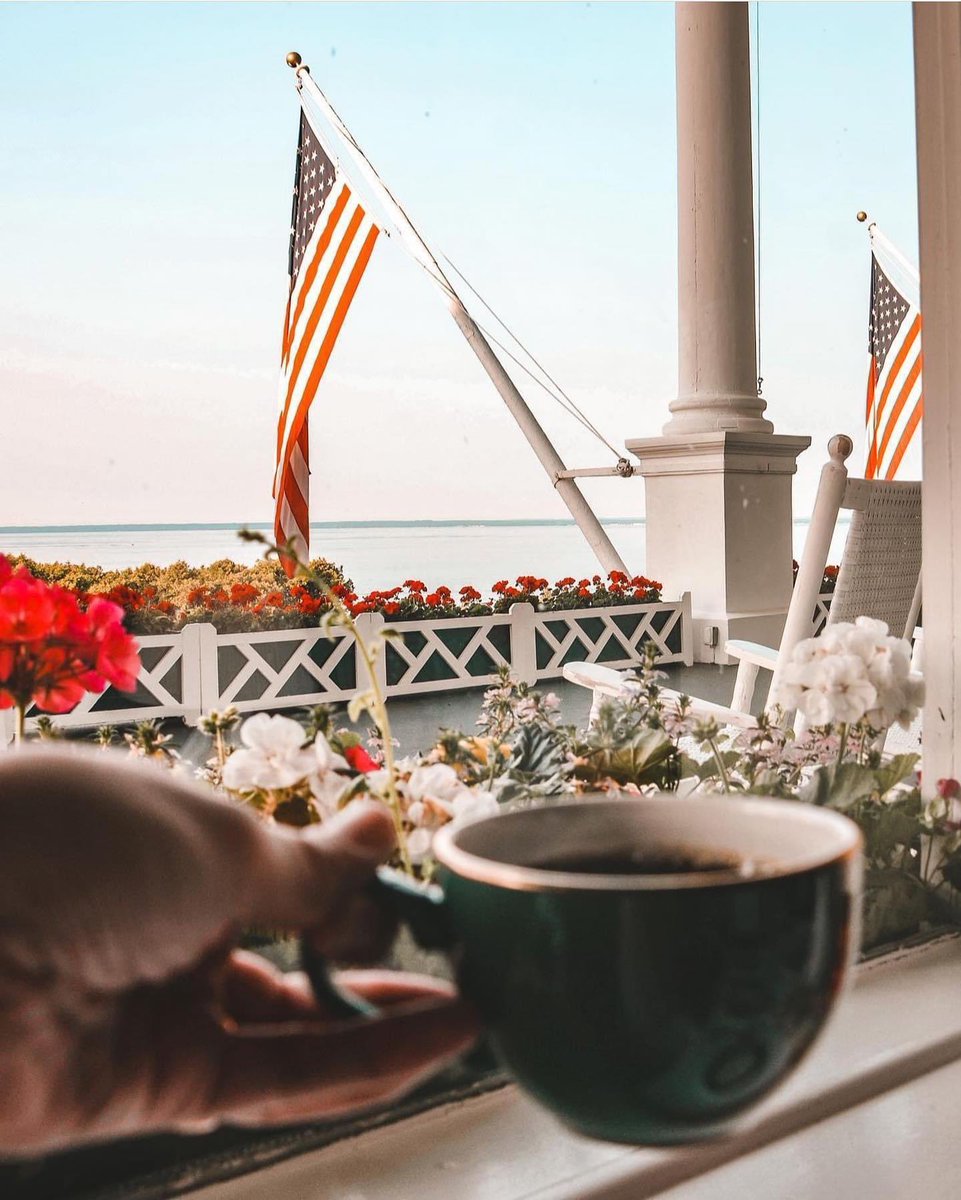 ThreadsMackinac's tweet image. Sundays are for embracing the slow life. Take a load off and enjoy your day. The leaves are starting to change slowly on Mackinac and we are officially in the exciting time of ‘sweater weather’. @GrandHotelMI