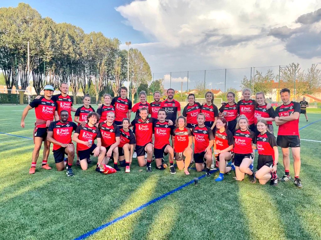 RennesGAA's tweet photo. On rentre à la maison après un bon tournoi chez les bougnats de @ClermontGFC ! Belle victoire finale pour les féminines 💪 Nos masculins terminent 4eme de leur côté ! Prochain RDV le 16 octobre à Rennes pour un tournoi à 15vs15 🏐🏐 #upgouez 🔴⚫ #roazhon #Rennes #gaelicfootball https://t.co/eKqxl50Php