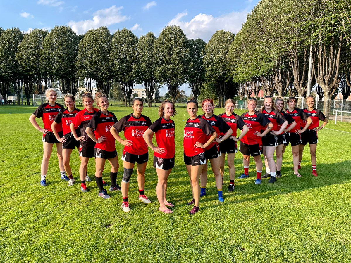 On rentre à la maison après un bon tournoi chez les bougnats de <a href="/ClermontGFC/">Clermont Gaels</a> ! Belle victoire finale pour les féminines 💪 Nos masculins terminent 4eme de leur côté ! Prochain RDV le 16 octobre à Rennes pour un tournoi à 15vs15 🏐🏐 #upgouez 🔴⚫ #roazhon #Rennes #gaelicfootball
