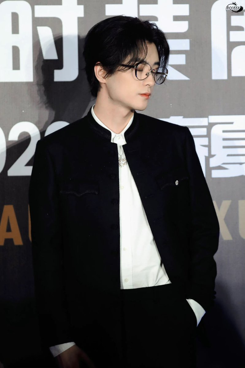 forxiaoci's tweet photo. HE LOOKS STUNNING IN GLASSES https://t.co/zEt1MdTze1