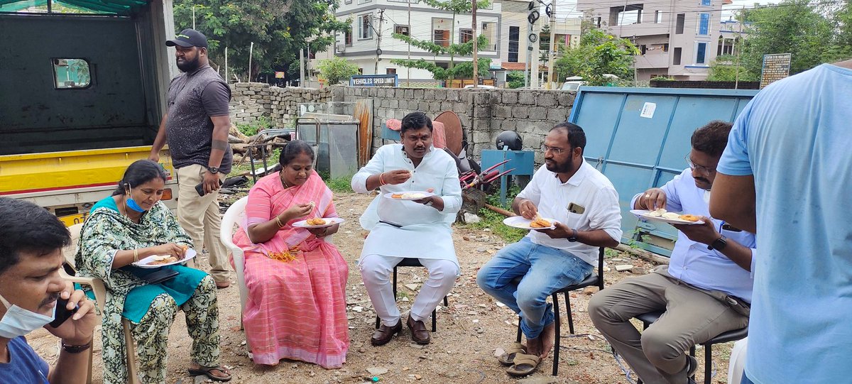 ArunaSurendhar's tweet photo. డివిజన్ లోని సౌత్ అండ్ పార్క్ లో నిర్వహించిన స్వచ్ఛ నాగోల్ కార్యక్రమంలో @DC_Hayathnagar AMHO మంజులా వాని గార్లతో కలిసి పాల్గోన్న కార్పొరేటర్ చింతల అరుణ సురేందర్ యాదవ్ గారు ....
@GadwalvijayaTRS @GHMCOnline 
@ZC_LBNagar https://t.co/6bmOBwSDkl