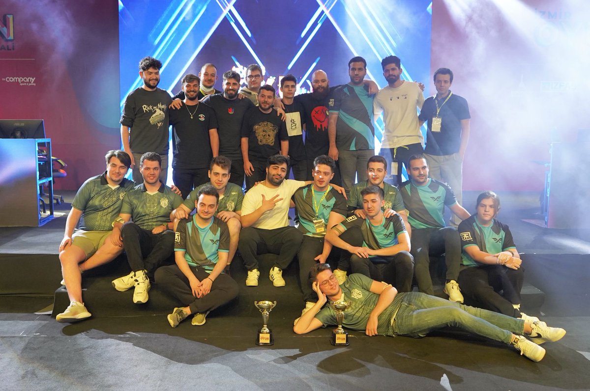 EFSANE KARŞILAŞMA 1-1 SONA ERDİ! 🔥 ⁦<a href="/KafalarEsports/">Kafalar Esports</a>⁩ ve ⁦<a href="/firefluxesports/">Fire Flux Esports</a>⁩ takımlarını tebrik ederiz! 🤩🏆 #İzmirOyunFestivali tüm hızıyla devam ediyor!