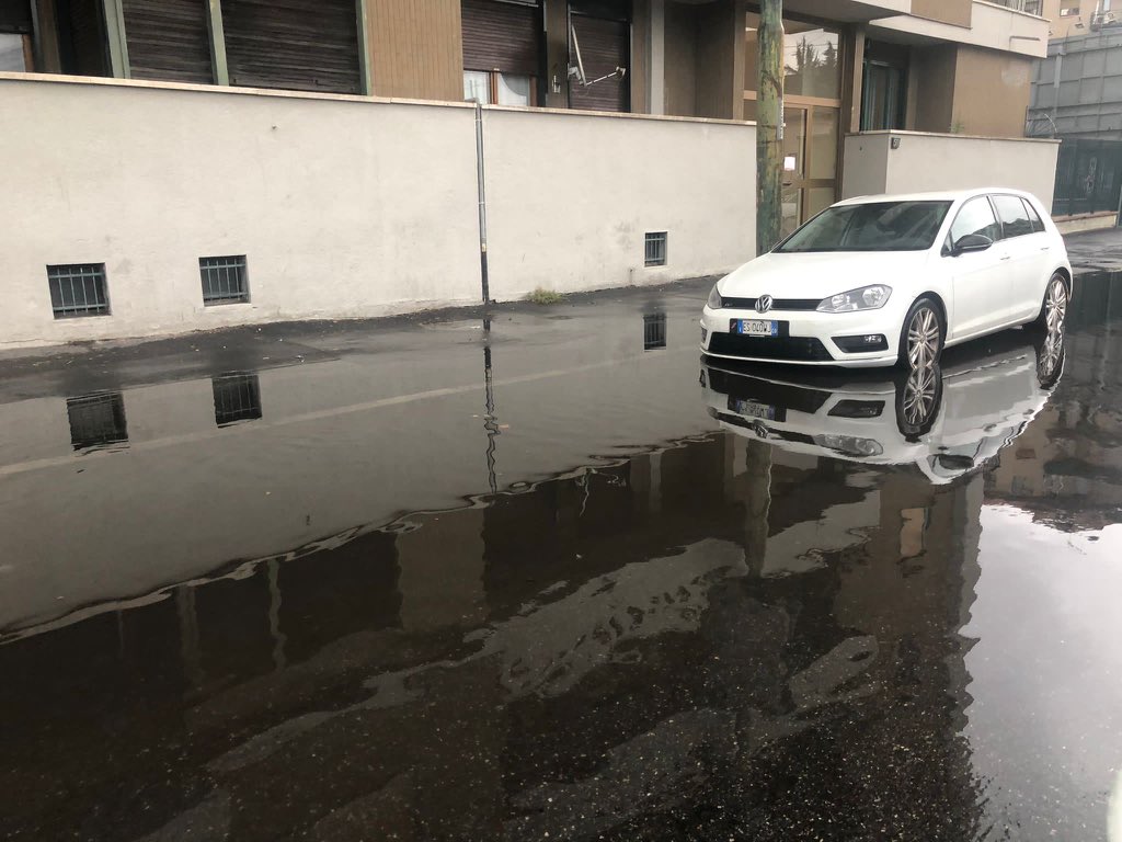 Piove e la #Milano del sindaco uscente e della sinistra si allaga.
A quando la pulizia dei tombini?

3-4 ottobre vota #bernardosindaco