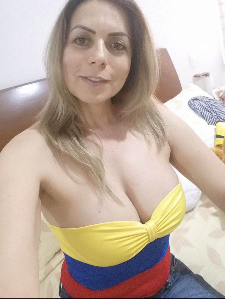 momsnextdoorx's tweet photo. rate my rack 1-10? https://t.co/aAaqHHj4QR