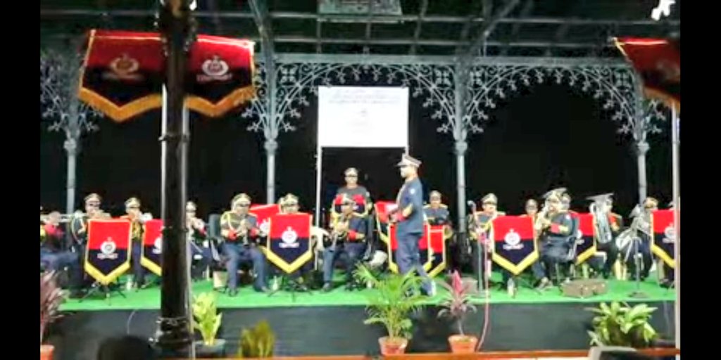 SCRailwayIndia's tweet photo. As part of 37th RPF Raising Day Celebrations
A Band Display show by #SCRRPF personnel at Tank Bund, #Hyderabad entertaining large number of public
Watch Live Streaming now :
https://t.co/1YrnKQ3E7r
#AzadiKaAmritMahotsav #BandDisplay @RpfSc @RPF_INDIA https://t.co/M19jqFJD6i