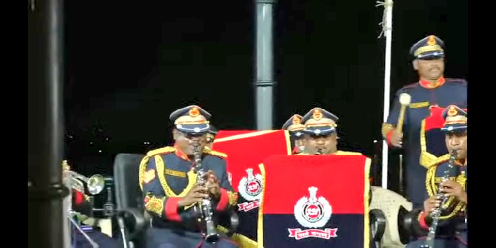 SCRailwayIndia's tweet photo. As part of 37th RPF Raising Day Celebrations
A Band Display show by #SCRRPF personnel at Tank Bund, #Hyderabad entertaining large number of public
Watch Live Streaming now :
https://t.co/1YrnKQ3E7r
#AzadiKaAmritMahotsav #BandDisplay @RpfSc @RPF_INDIA https://t.co/M19jqFJD6i
