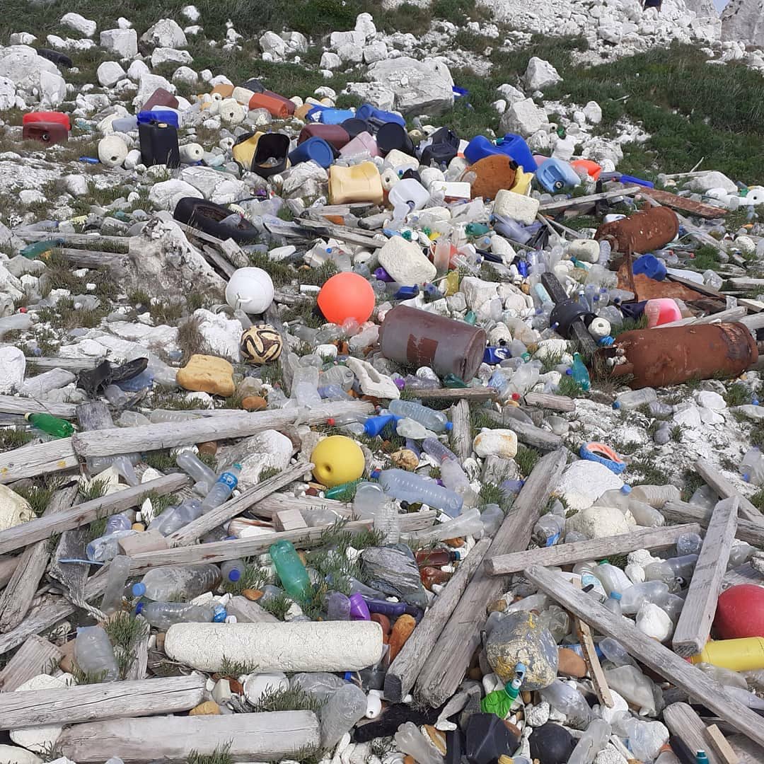 In 18 months of regular cleanups the #greensockmovement made a 15 tonne dent on mountains #plastic rubbish (50% is #fishing gear) thrown ‘away’ on the beautiful coastline around Beachy Head. More helpers please! bhassexplore.com
@CarolineLucas @bhyounggreens @BHGreenCllrs