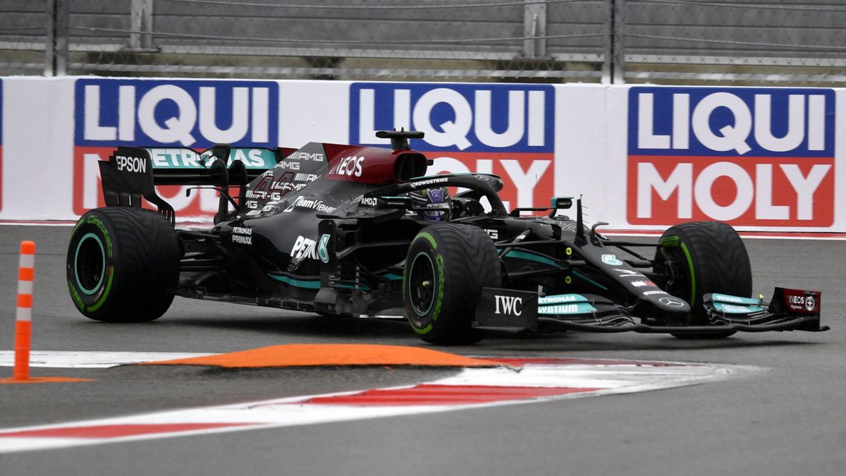 MyDailySport1's tweet photo. 🆕 Lewis Hamilton s'impose au Grand Prix de Sotchi 2021 ! 🏎
⏩ 100ème victoire dans la carrière du Britannique ! 
⏩ Mercedes est toujours invaincu sur ce Grand Prix depuis sa création ! https://t.co/V6Oe3gdrkl