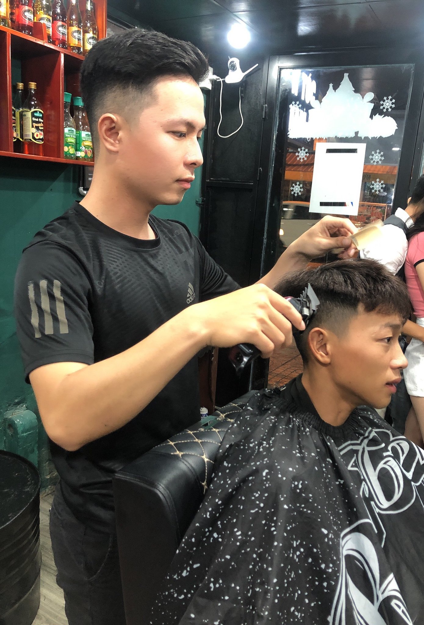 Cô nàng cắt tóc có vòng một ngồn ngộn gây chú ý khách nam thi nhau 