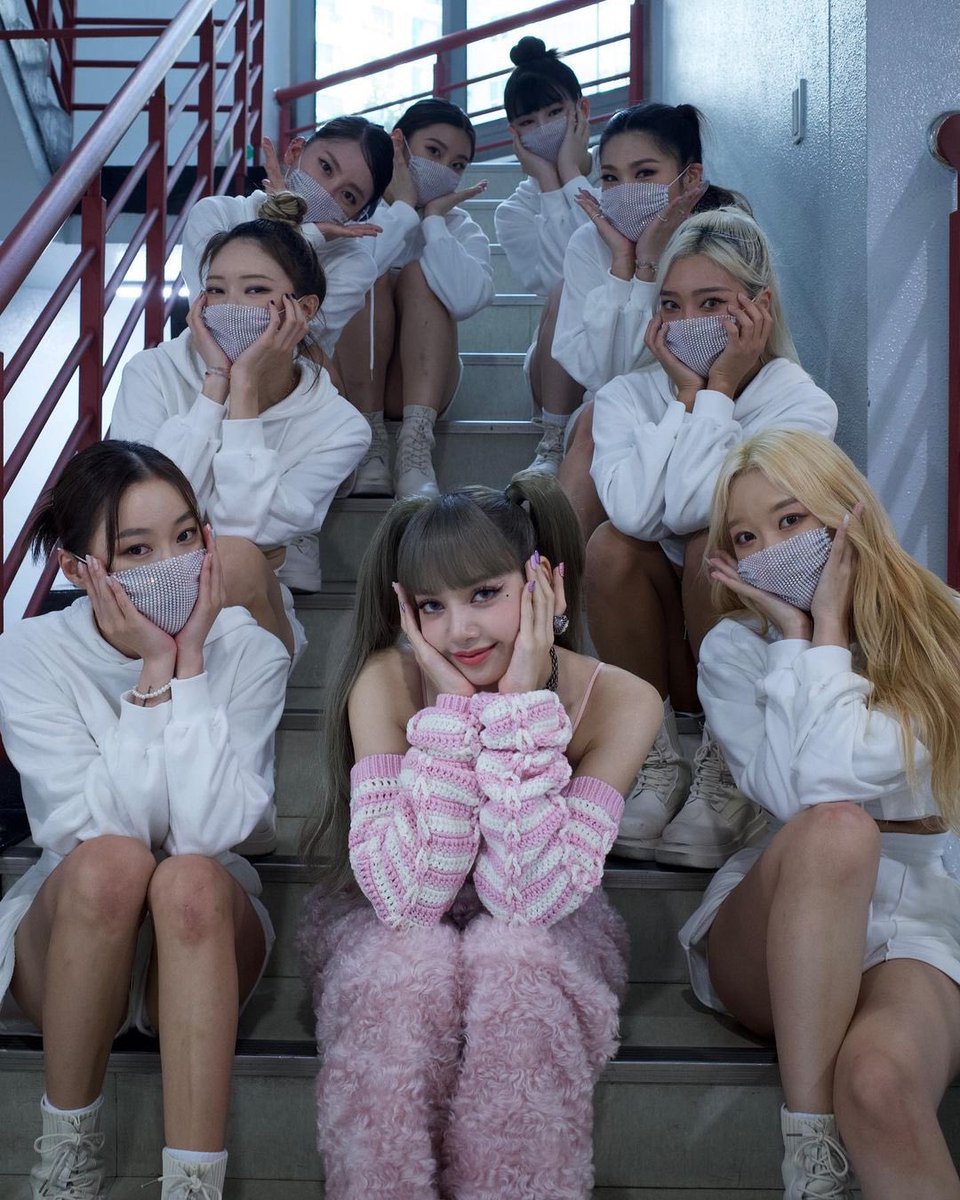 BBU_BLACKPINK's tweet photo. [IG] #LISA (lalalalisa_m) instagram update     

“Unnie, oppas, you did well✌🏻”

#BLACKPINK @BLACKPINK https://t.co/DtFpJmHdjg