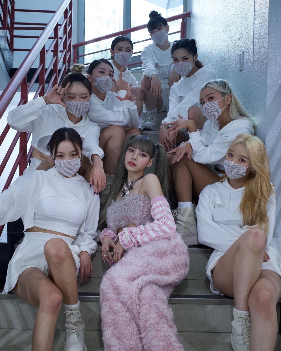 BBU_BLACKPINK's tweet photo. [IG] #LISA (lalalalisa_m) instagram update     

“Unnie, oppas, you did well✌🏻”

#BLACKPINK @BLACKPINK https://t.co/DtFpJmHdjg