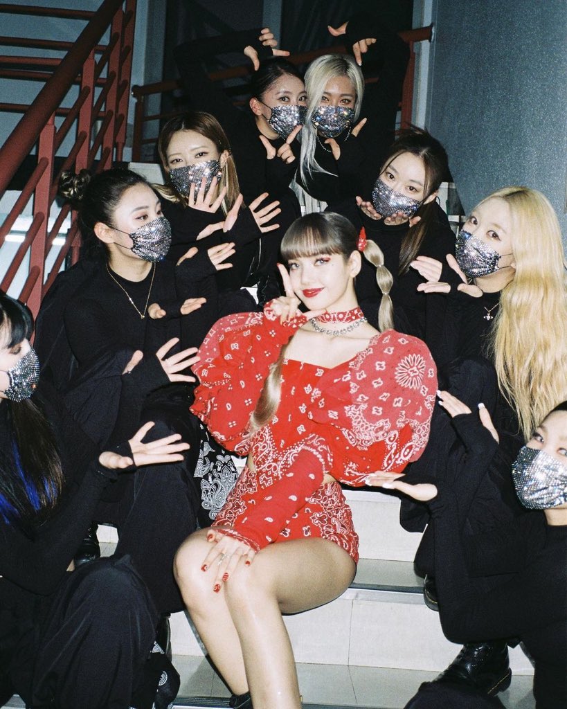 BBU_BLACKPINK's tweet photo. [IG] #LISA (lalalalisa_m) instagram update     

“Unnie, oppas, you did well✌🏻”

#BLACKPINK @BLACKPINK https://t.co/SK1yazfHfJ