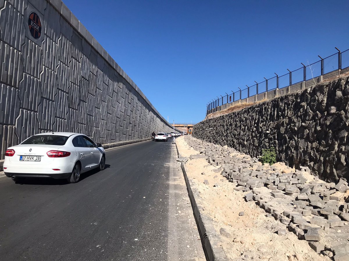 sanliurfabld's tweet photo. Seyrantepe Köprülü Kavşağında yaşanan trafik sıkışıklıklarını önlemek amacıyla ilgili kurumlarla görüşmeler tamamlandı. Yol genişletme ve kavşak düzenleme çalışmalarımıza da bugün itibariyle başladık🚧

Yapılacak düzenlemeyle trafik sıkışıklığının önüne geçmeyi planlıyoruz. https://t.co/TO1CkDwxCJ