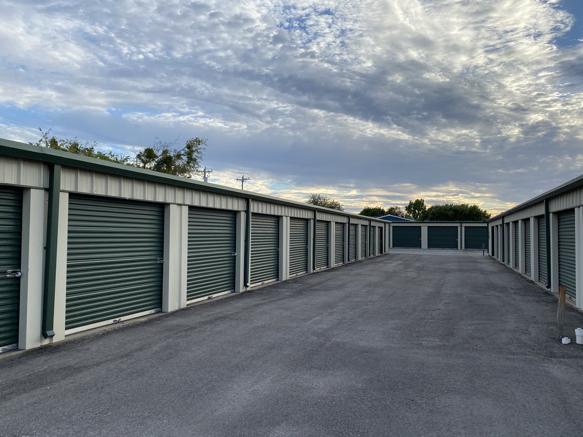 jeffreyrasco's tweet photo. On Friday we closed on our first storage facility. 130 units + 13 parking spots. 100% full, waiting list. Rents 40% below market. No tech. Thankful for this community and folks like @sweatystartup @AjOsborne1 and @hunterjones who showed me I could do it. https://t.co/UFZPSuLGJM