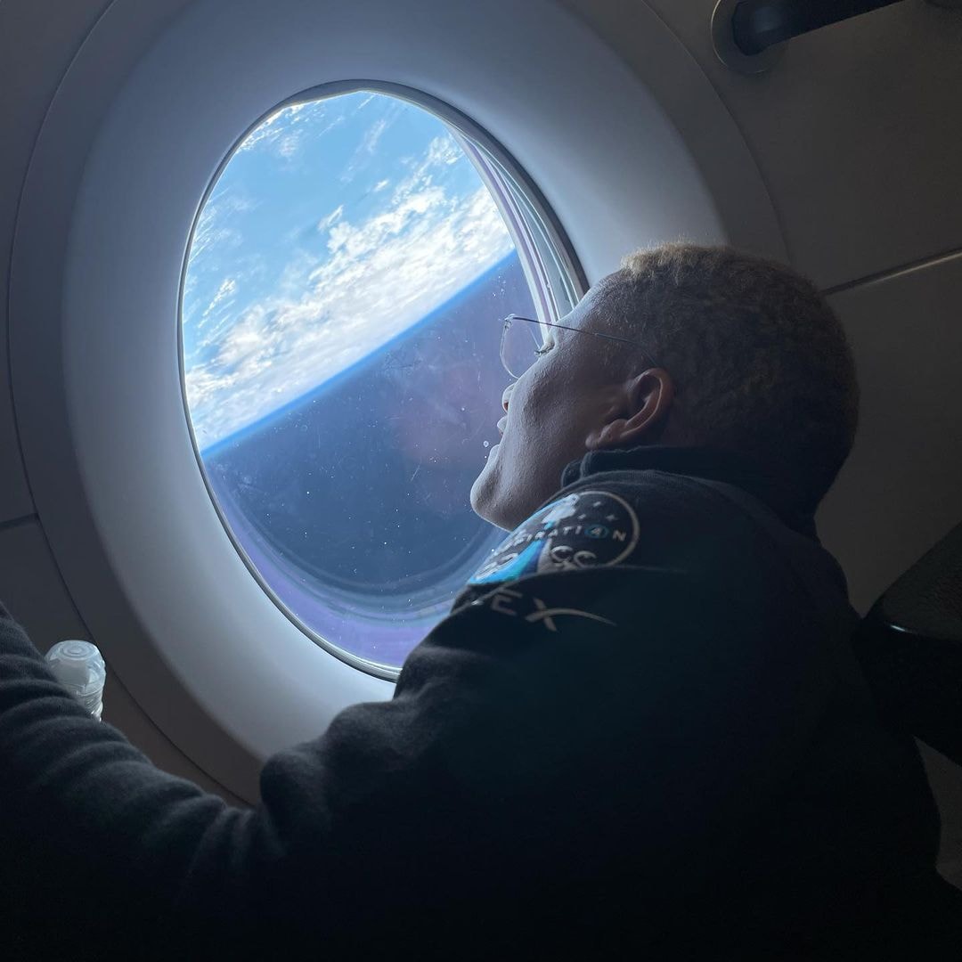 ExploreMars's tweet image. Anyone else still reliving all the amazing moments from the @inspiration4x launch? We are loving all the beautiful photos the crew took while in orbit, but this one of our friend @DrSianProctor looking out one of the windows of the Dragon capsule is one of our favorites!🚀