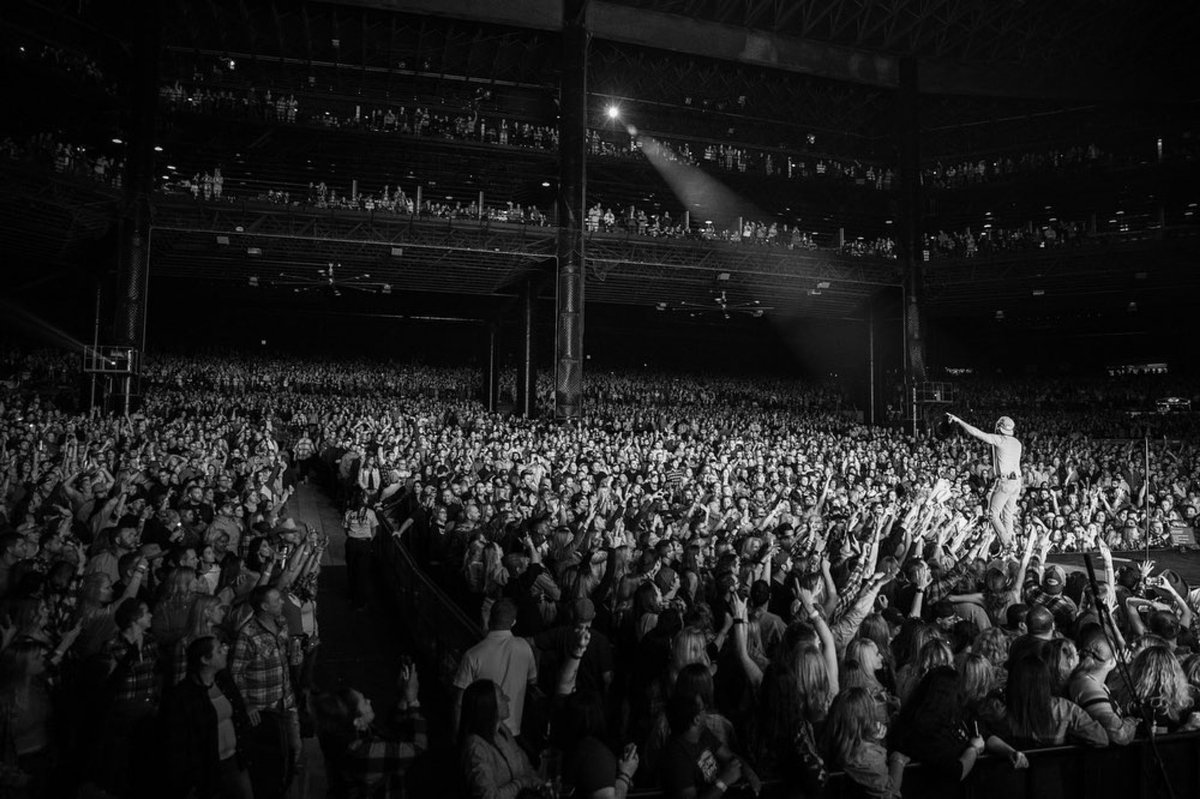 ThomasRhett's tweet photo. Pictures just don’t do it justice for the amazingness of Chicago. I’ll remember this one for forever. Love y’all so much. Thank you for making tonight epic🙌 https://t.co/6wJWlKXPlB
