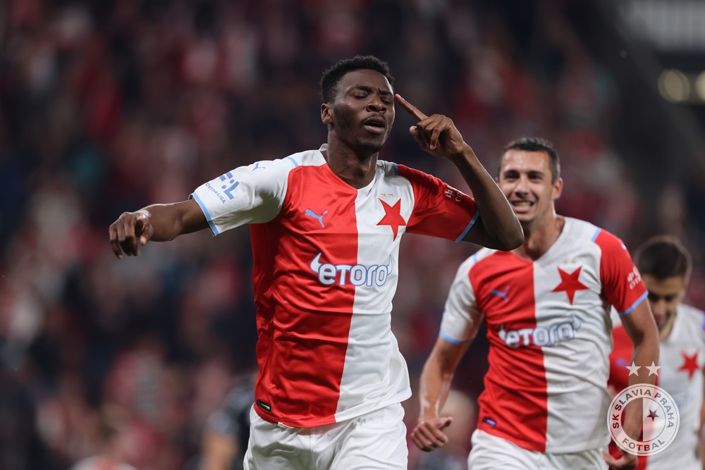 slaviaofficial's tweet photo. 😚👈

@ibratraore27 se prosadil hned prvním dotykem po příchodu na hřiště! ❤️ #slahkr https://t.co/giCDpw1dwD