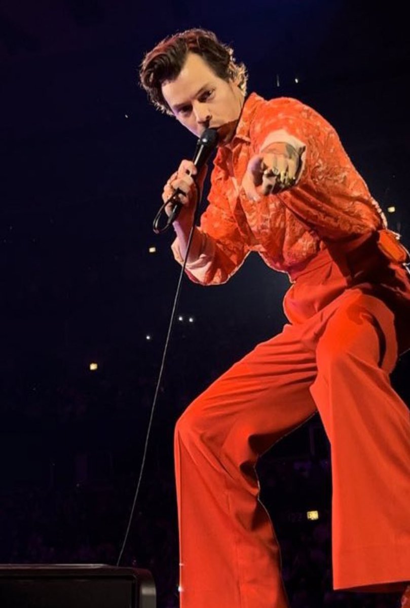 canyonmoonblu's tweet photo. “who passed out when harry sang tbsl?” https://t.co/NDJmw3q4uv