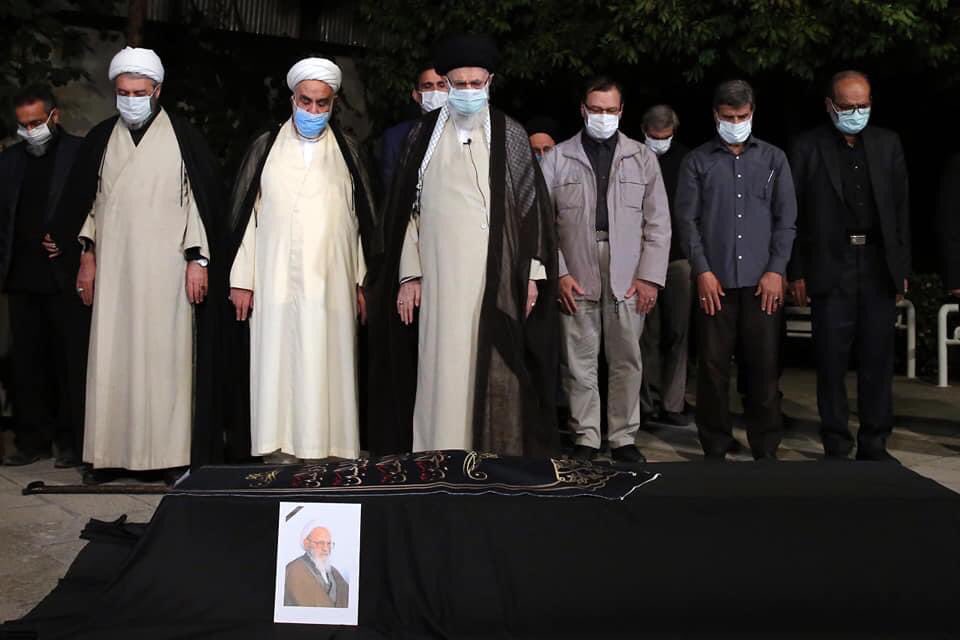 PayamMedia_in's tweet photo. 📸 Imam Khamenei led the funeral prayer for Ayatollah Hasanzadeh Amoli

Imam Khamenei, the Supreme Leader of the Islamic Revolution, led the funeral prayer tonight, September 26, 2021 for the spiritual, recently deceased scholar Ayatollah Hasanzadeh Amoli.
#حسن_زاده_آملی https://t.co/dIEDlXI9Ja