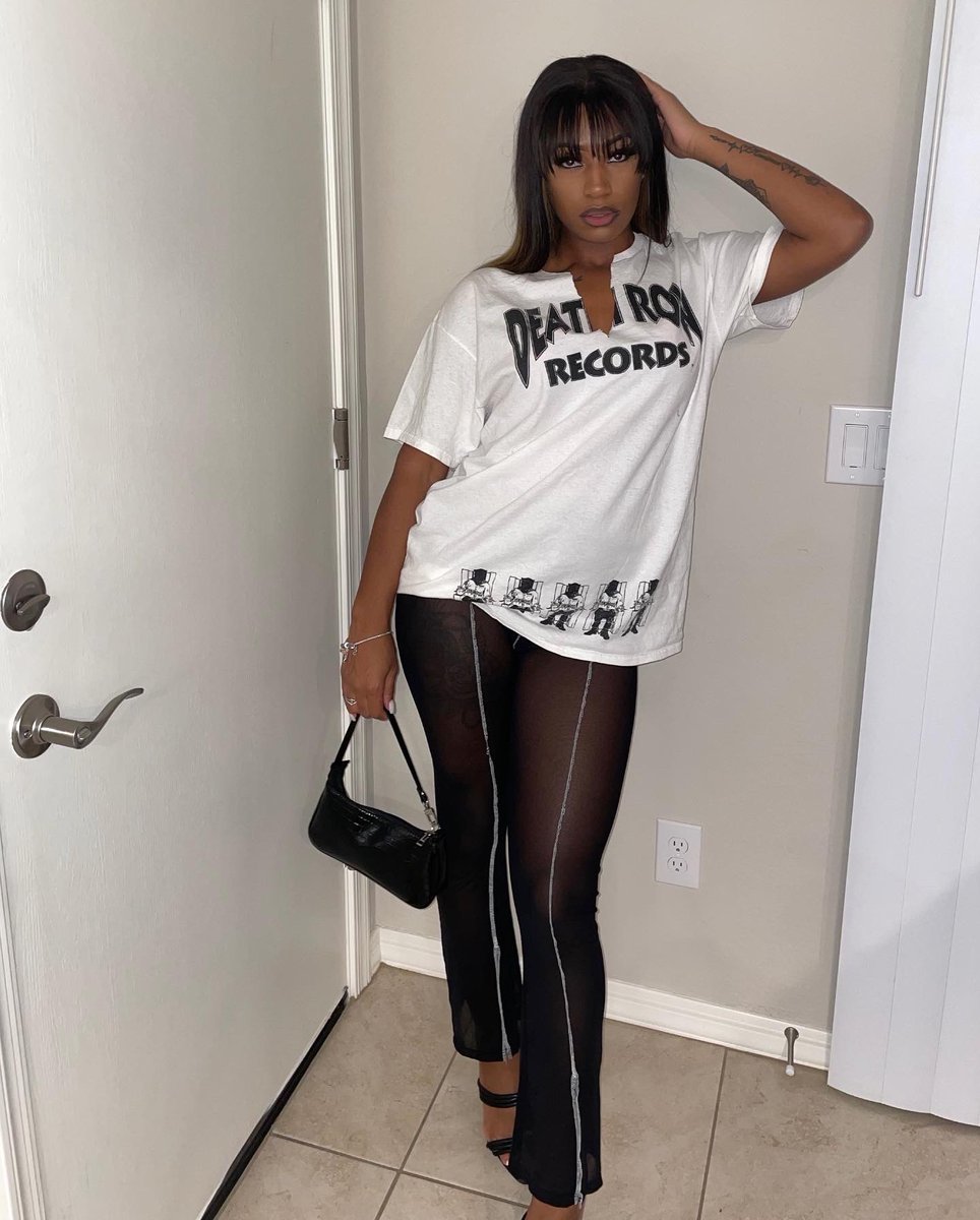 DiiamondJayy's tweet photo. My baby girl so pretty she the coldest in the city 🤍 https://t.co/CDmi0KxyEU