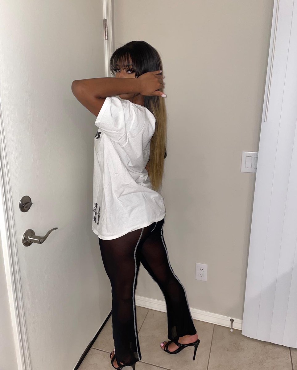 DiiamondJayy's tweet photo. My baby girl so pretty she the coldest in the city 🤍 https://t.co/CDmi0KxyEU