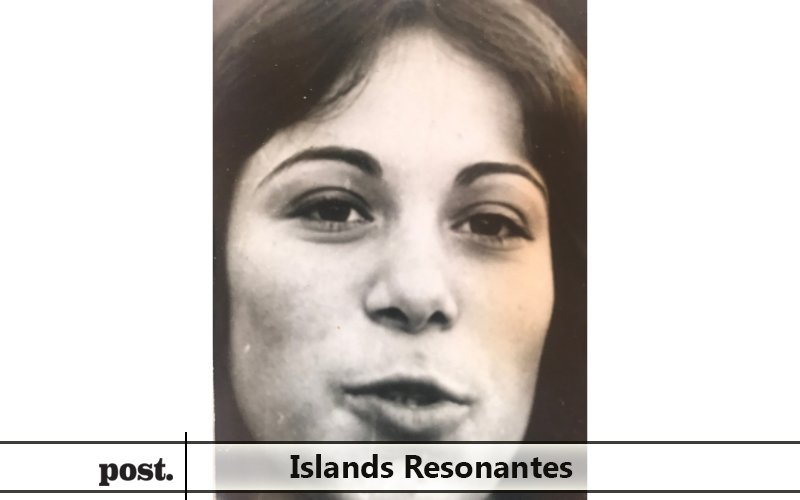 Islands Resonantes / Nalan Kurunç

Nalan Kurunç, dosyaya bir şiiriyle katılıyor: “Çılgınlık burun deliklerimizde de arap kuralları, paralı askerler // Orada inliyor, öğle ardı şaşkınlığı saçsız bırakıyor acıdan, dinleyin!”

postdergi.com/islands-resona…