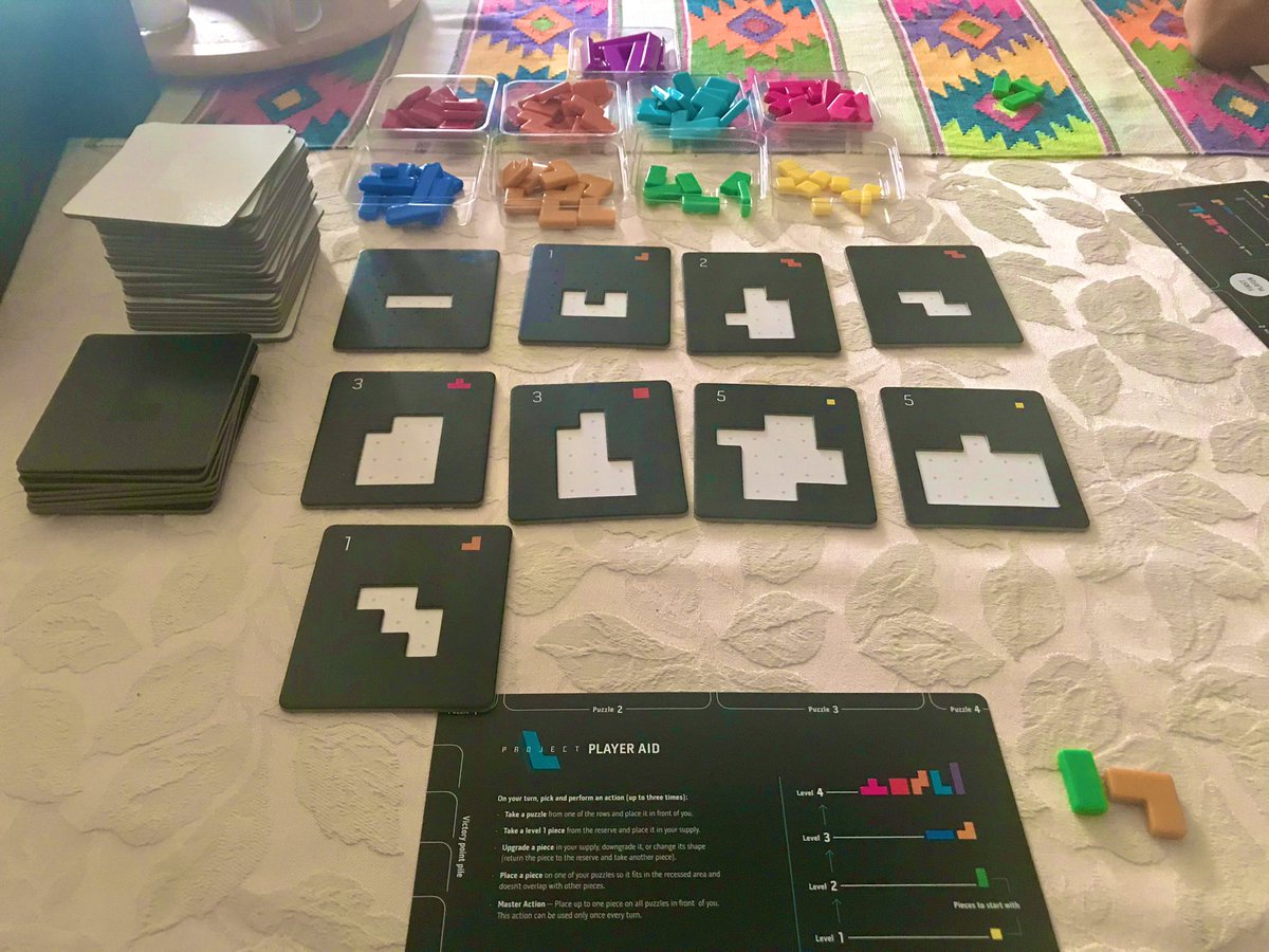 SamgamesGamyi's tweet photo. #ProyectL, un juego con piezas de Tetris para jugarlo sin prisa. Casi un filler. De esos que van bien para tomarse un café o un vino mientras conversas y juegas a la vez. Excelente producción, hay satisfacción en encajar esos pequeños bloques de plástico en cada loseta. https://t.co/Jzofu46xkI