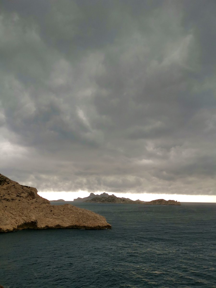Juste avant le déluge ☔😱⚡
#marseille #parcnationaldescalanques