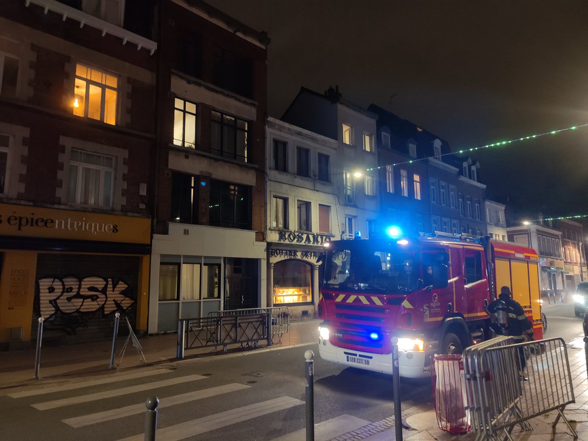 Les secours déployés dans le secteur Gambetta à #Lille. Les pompiers ont été appelés pour une odeur de brûlé mais, après vérifications, n'ont détecté aucun incendie.
"On reviendra si on a d'autres signalements", me dit un sapeur-pompier.