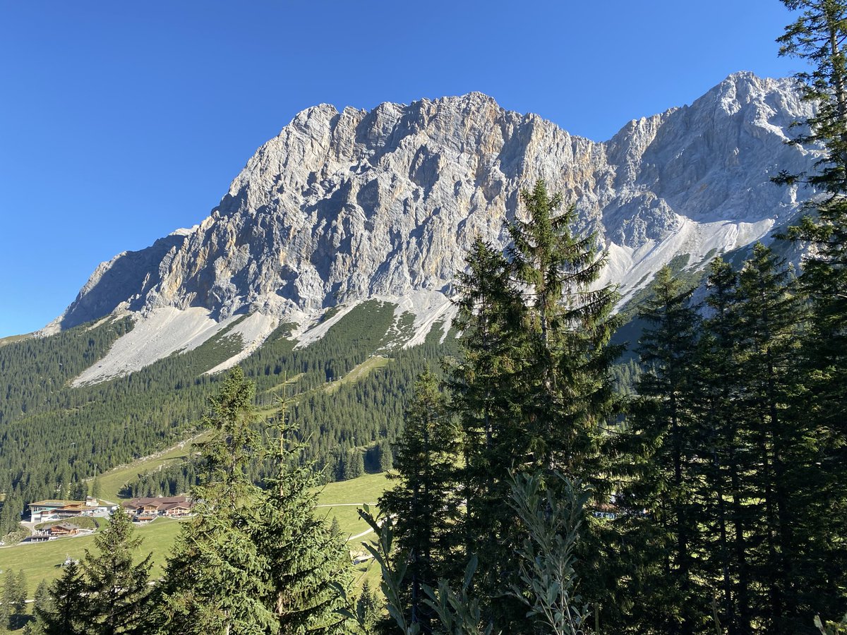 Swapondas2's tweet photo. I love hiking! #Austria #Ehrwald #Seebensee #hikingadventures https://t.co/5hCpoZU67m