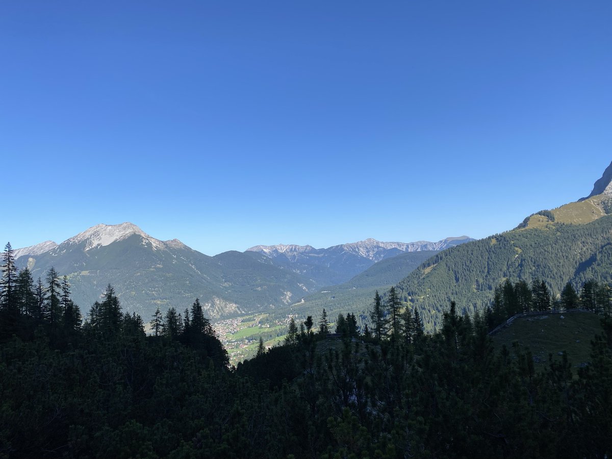 Swapondas2's tweet photo. I love hiking! #Austria #Ehrwald #Seebensee #hikingadventures https://t.co/5hCpoZU67m