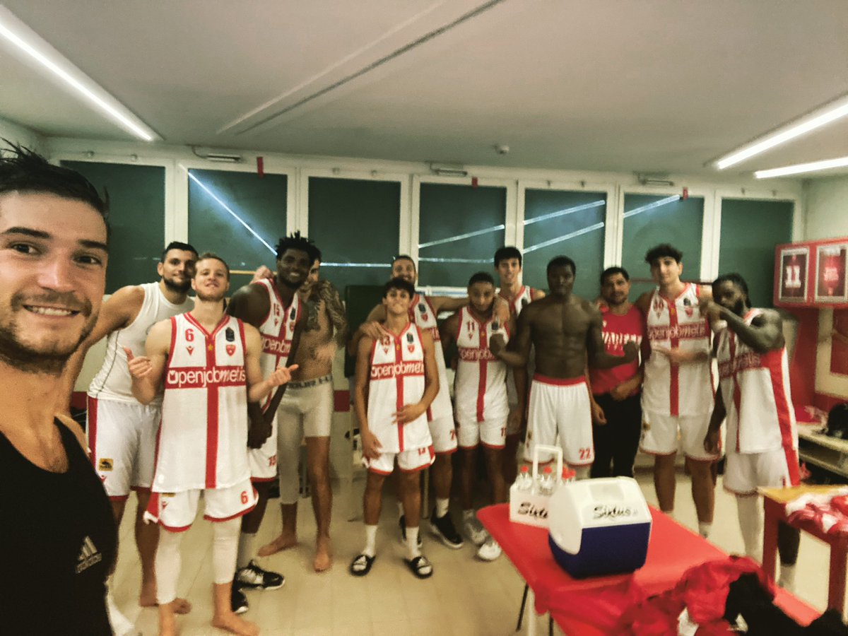 Selfie vittoria ne abbiamo⁉️😍🔞 Buonanotte così biancorossi 🔥 #NoiSiamoVarese