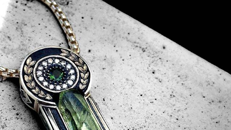 Buddy__Austin's tweet photo. Diamond halo orbiting round brilliant cut moldavite shoots this Padre Paraiso Green Beryl Pendant to the moon &amp; beyond

#buddyaustin #thirdeyeassembly #madeinseattle #handmade #customjewelry #craftsposure #goldsmith #jewelryoftheday #jewelryart #moldavite #diamonds https://t.co/Agu3XoAFmm