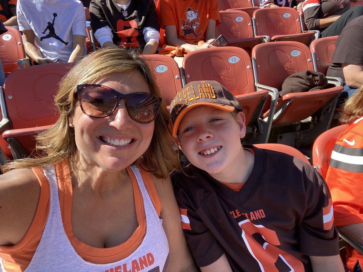 StacyA91's tweet photo. Frank’s 1st Game!
#CHIvsCLE @Browns https://t.co/HFJpY8Wu72