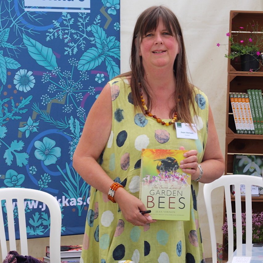 TheGreenJeanie's tweet photo. My diary is filling up with LOVELY bee events. I'm doing #BeeWalks in lovely gardens. I'm taking bookings still, so if you've got a #beeevent or a #beefriendly garden & want to book me, pls get in touch! I love nothing better than talking about #bumblebees & #solitarybees. https://t.co/kwSV6k8FeP