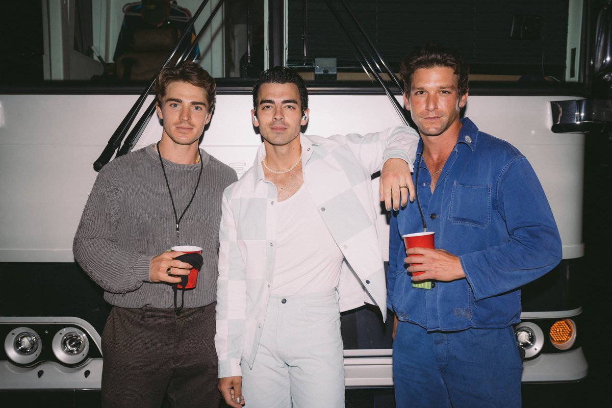 joejonas's tweet photo. I know what you’re thinking… @jonasbrothers look different here… 😂🙃😜 https://t.co/v5y9AWHSMr