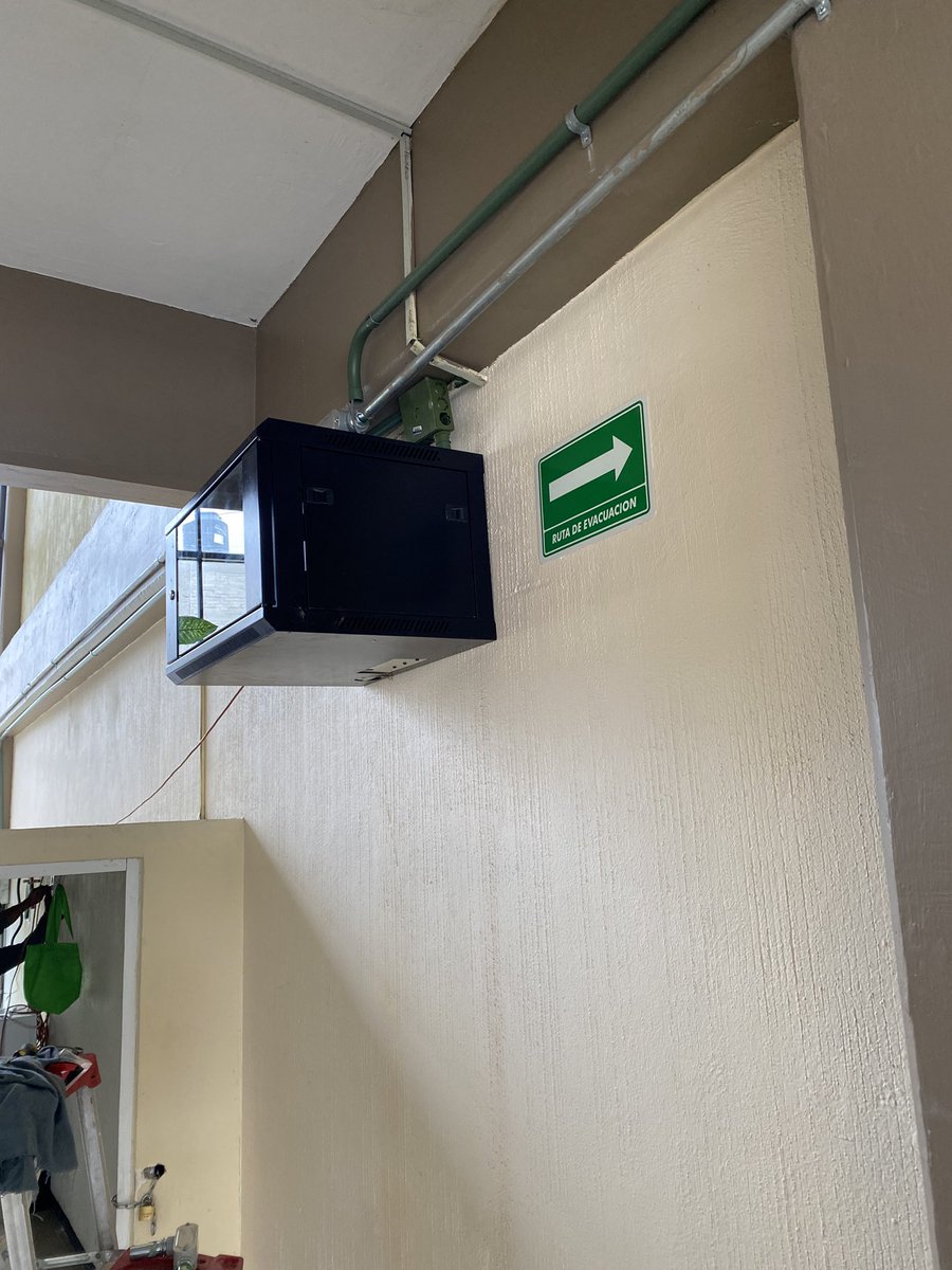 Perez20Israel's tweet image. Cambio de gabinete, arreglo de cableado y re conexión de fibra óptica   ventas@percommx.com