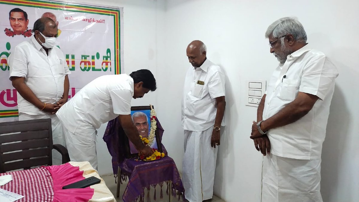 kmdkofficial's tweet photo. இன்று (26.09.2021) கொங்குநாடு மக்கள் தேசிய கட்சியின் அவைத்தலைவர் BRT. சென்னியப்பன் அவர்களின் திரு உருவப்படத்திற்கு பொதுச்செயலாளர் அவர்கள் மலர் தூவி மரியாதை செலுத்தினார்.

@ereswaranoffl https://t.co/sSZsFi9IRb