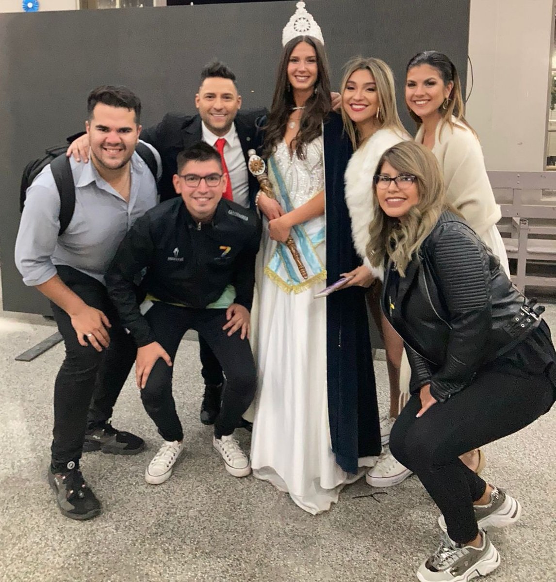 ttmthits's tweet photo. #SomosFNE 
CON PÍA A TODOS LADOS 
EL EQUIPO #TotalmenteDeFiesta

Felicidades @piayecora ¡!¡ 

👑🙌🎵🎶📣
𝗙𝗜𝗘𝗦𝗧𝗔 𝗡𝗔𝗖𝗜𝗢𝗡𝗔𝗟 𝗗𝗘 𝗟𝗢𝗦 𝗘𝗦𝗧𝗨𝗗𝗜𝗔𝗡𝗧𝗘𝗦

@ttmthits @977FMTropico 
@FacuAVerdur https://t.co/IqZxXCDPFp