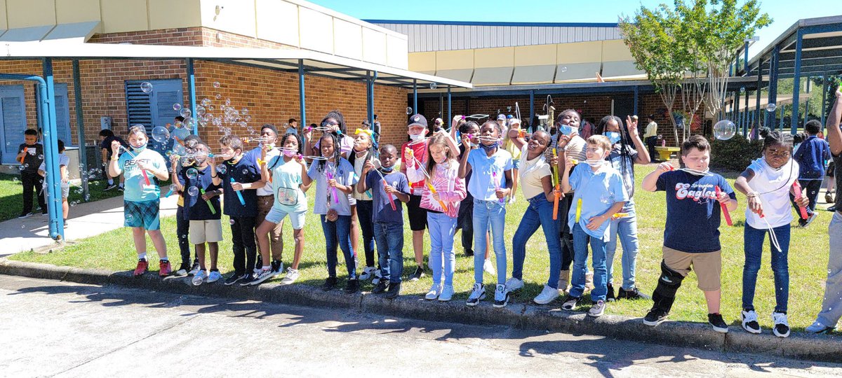 SpringdaleMacon's tweet photo. Springdale celebrates success! #SpringdaLEADS #MaconLEADers #SpringdaleStrong #BibbVIP https://t.co/vl4b6dgPlJ