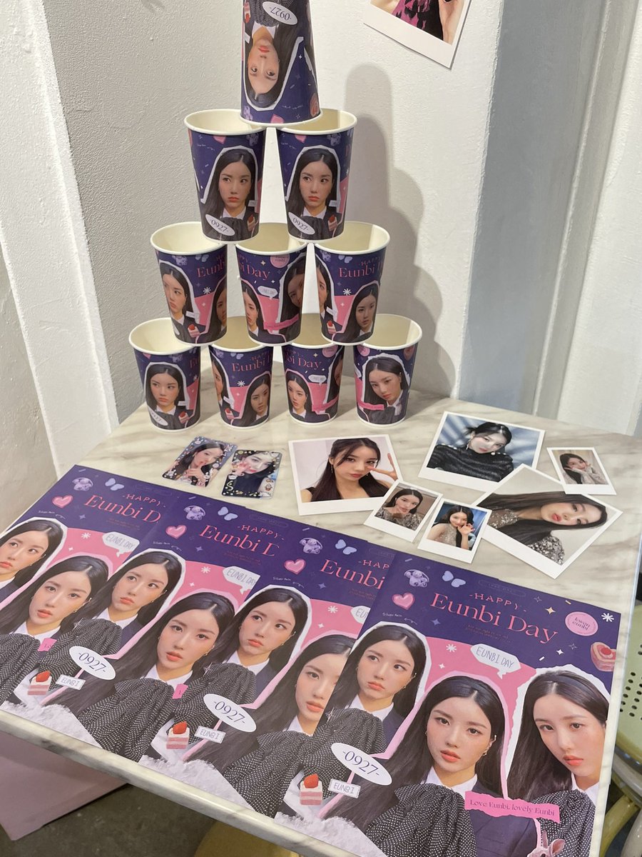 eblovesicecream's tweet photo. 컬러별 은비 보면서 나 보라은비 좋아하네 아니블랙도 아니핑크도 아니레드도 걍 권은비 자���를 좋아하네.. 다시 한 번 느낀 시간이었어용~~ 포스터도 넘넘 예뿌고 포카 뒷면 디자인까지 갓벽해서 더 좋았던🥺 
권냥이 모멘트 잔뜩! 모아주셔서 잠시 권냥이파였습니다🐱❤️
#앙큼권냥이_생일축하해 https://t.co/UwC6KpfdDL