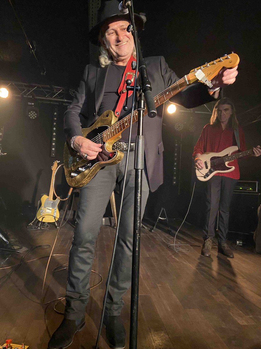 geebeedeeone's tweet photo. Cela devait être à la Maroquinerie, finalement c'est la Belleviloise. Coutin en grande forme et formule trio guitare-basse-batterie a ainsi alterné ses compositions rock blues et de singulières reprises. Gonzomusic y était… 😜
#Coutin #labellevilloise
https://t.co/PqQkMeBv2K https://t.co/LGoiZmYjqg