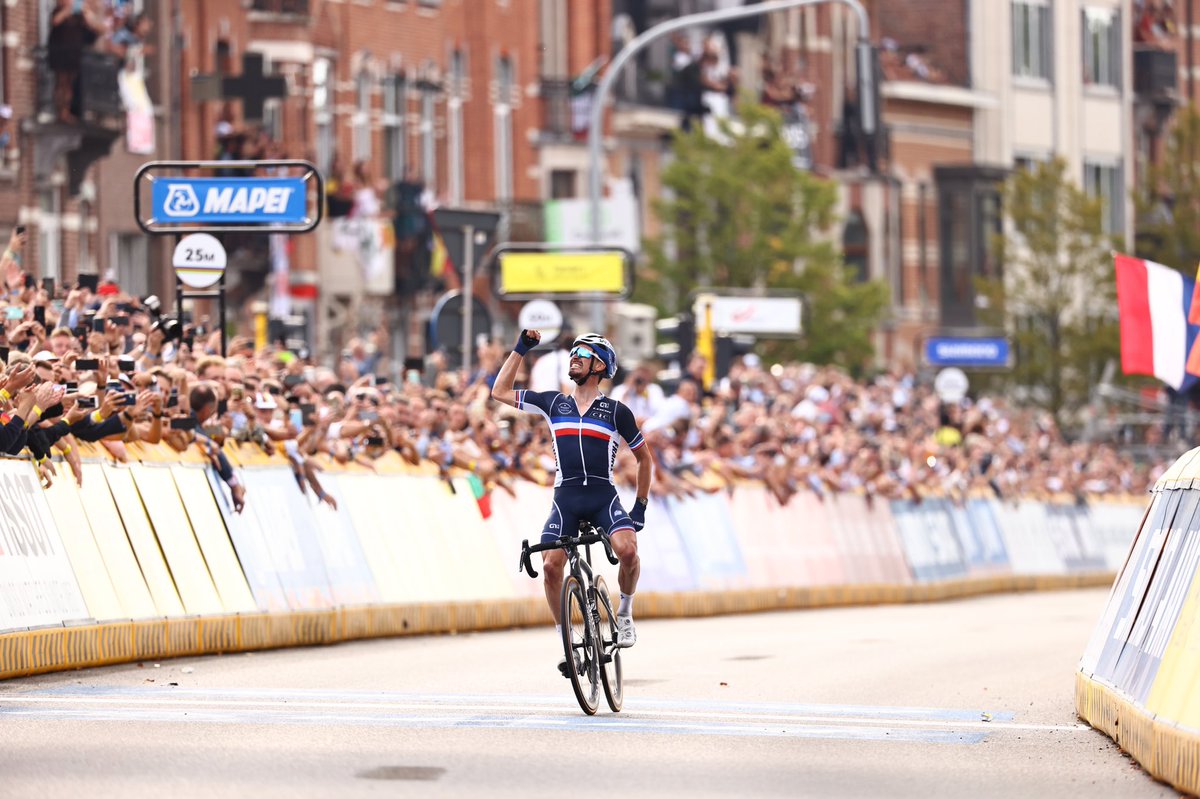 UCI_cycling's tweet photo. 𝙎𝙄𝙈𝙋𝙇𝙔 𝙄𝙉𝘾𝙍𝙀𝘿𝙄𝘽𝙇𝙀 🇫🇷 

@alafpolak1 #Flanders2021 https://t.co/3Rgzkxjveg