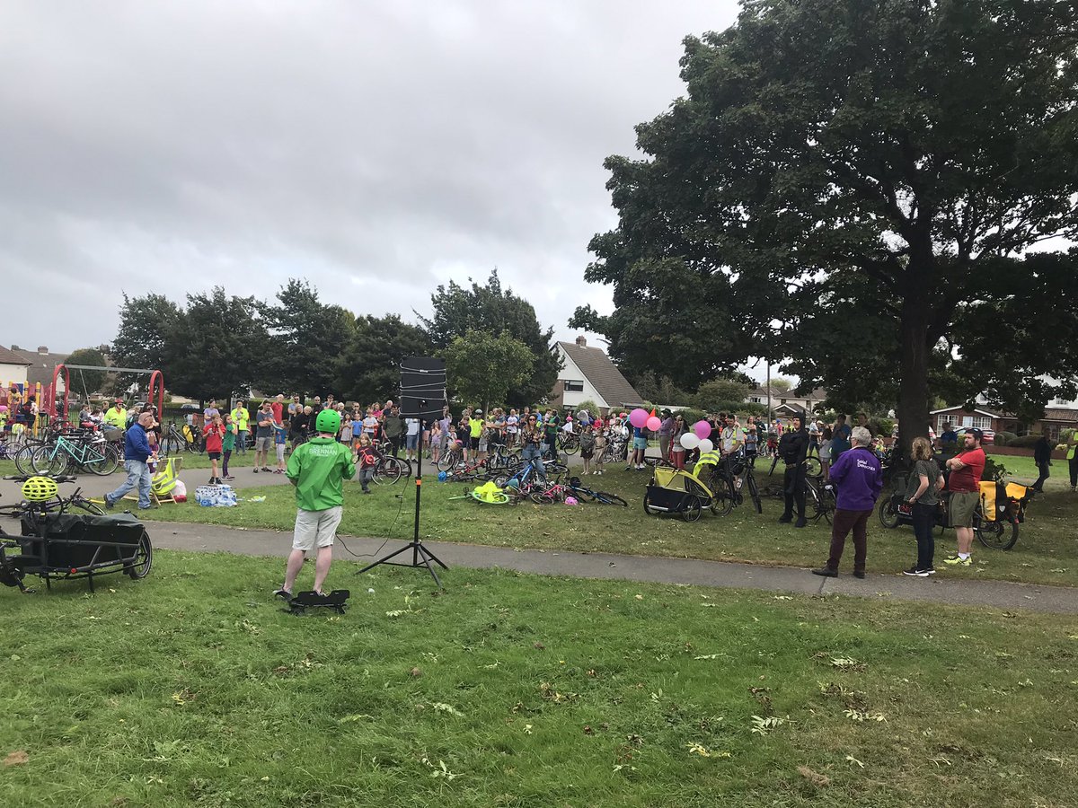 @ShayBrennan addresses the almost 300 people who turned out for today’s cycle in support of the #activeschooltravel routes in @dlrcc. Councillors @DaveQSocDemsDLR @OConnorOisin @marthafanning @tomkivlehan add their support to his motion for reinstatement.