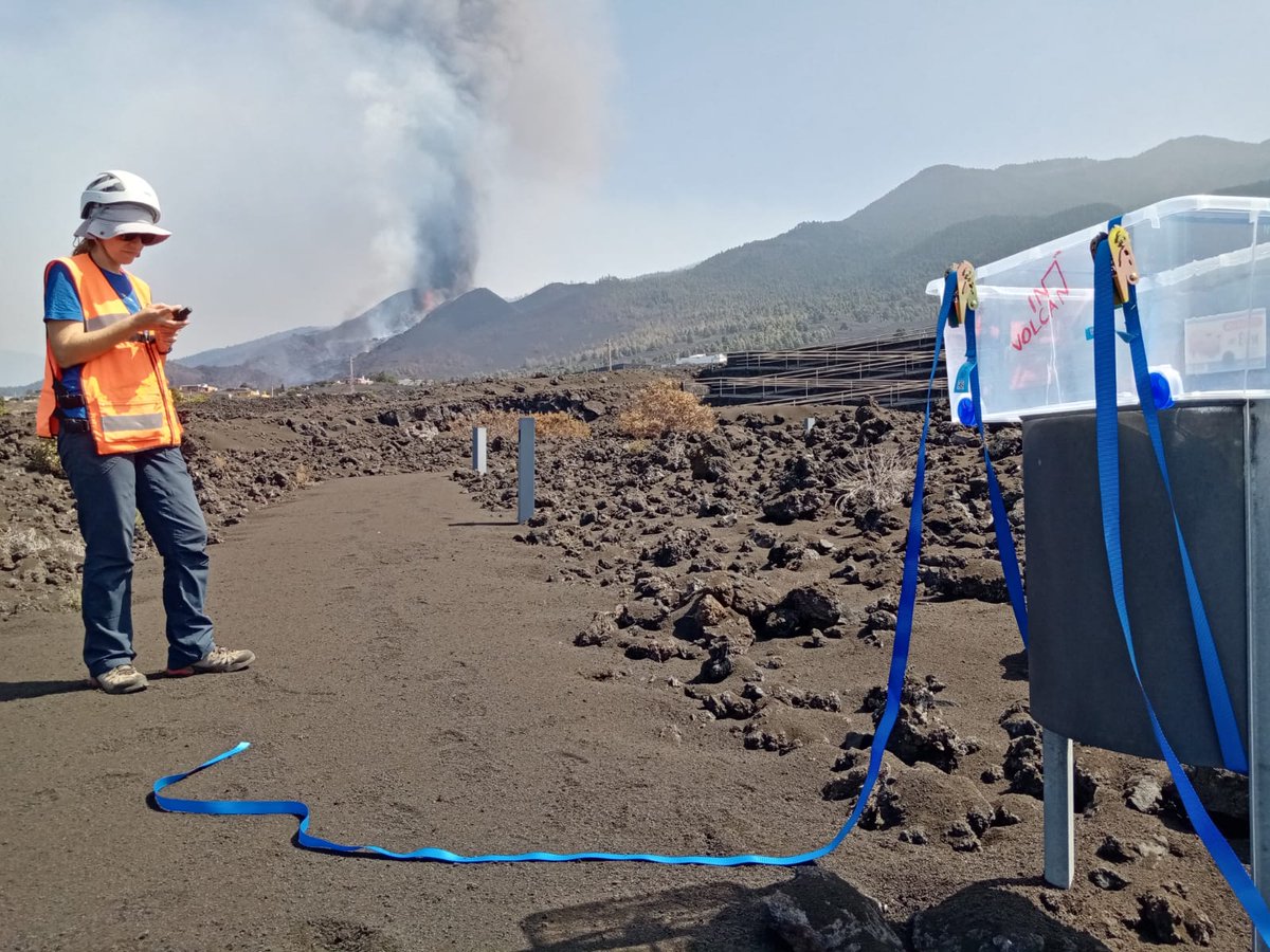 involcan's tweet image. Instalación de estaciones para la recogida y control de caída de ceniza / Installation of stations for the collection and control of ash fall #volcanicash #cenizavolcanica